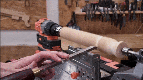 可旋轉工件進行對稱形狀加工，如圓柱、圓球等