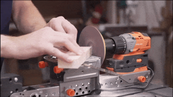 固定在桌上的電動砂輪，快速打磨材料表面