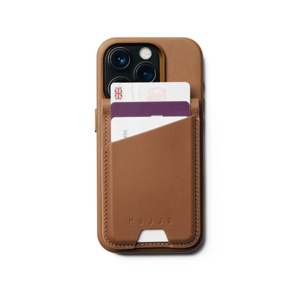 magsafe_wallet_stand_tan_7_2fa6c86b-5011-4558-baca-cdbb199d011a-600x600