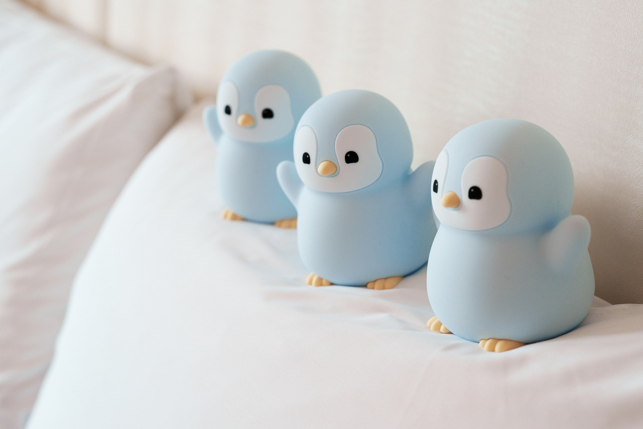LumiPenguin 夜燈 Baby Blue 外觀特寫，細膩磨砂質感與柔和色彩呈現。