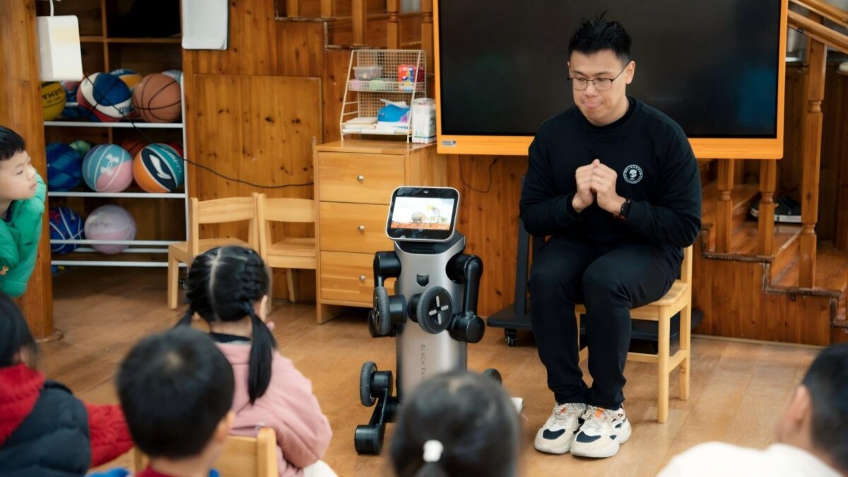 BAOBAO機器人與孩子互動