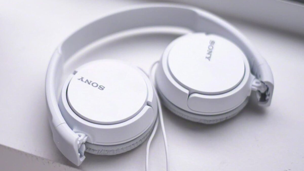 一名女子戴著有線耳機，展現出獨特的個人風格