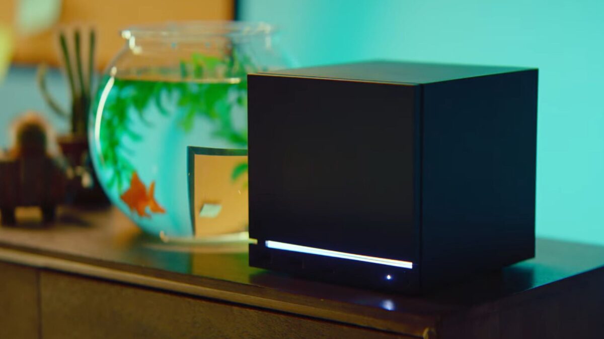 Valve Steam Machine 放置於客廳電視櫃，外型精巧