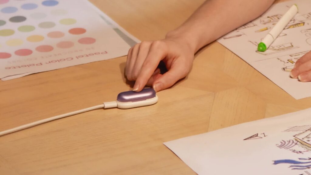 Plaud NotePin S being used discreetly