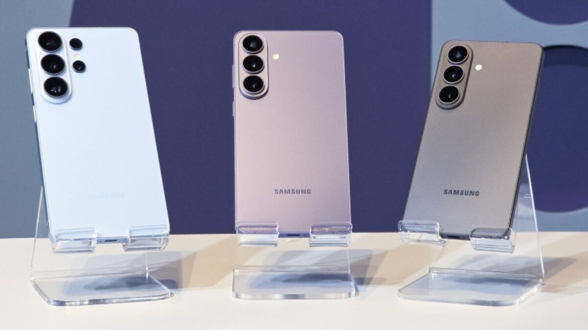 Samsung Galaxy S26 and S25 side-by-side comparison