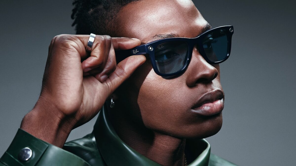 AR 智能眼鏡在戶外場景下的使用示意圖