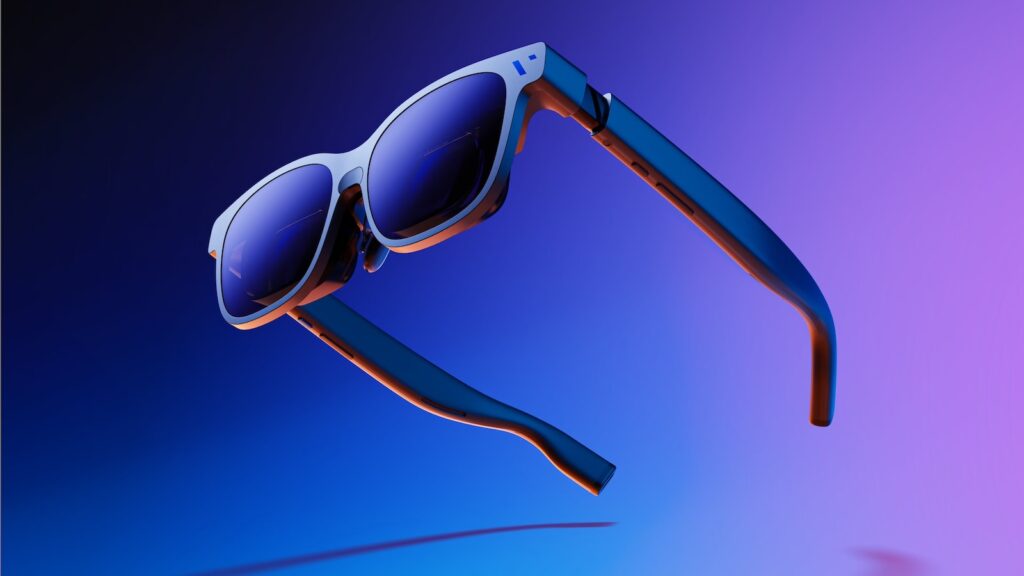 一名男子在室內體驗 XR 眼鏡的視覺效果