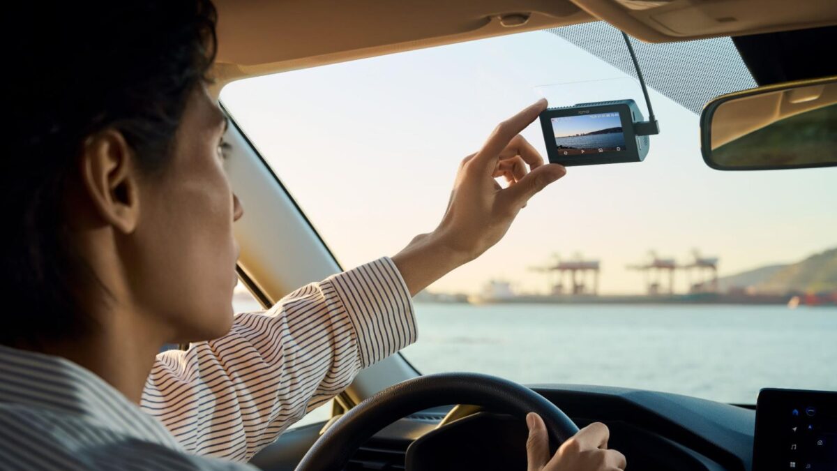 70mai A810S dash cam capturing a clear daytime road view