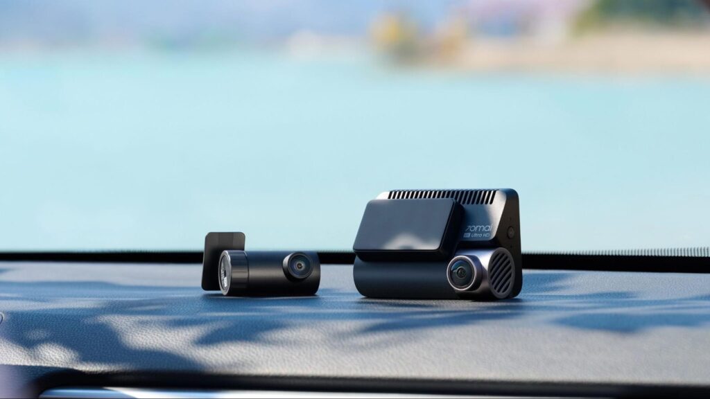 A view of the 70mai A810S dash cam mounted on a windshield