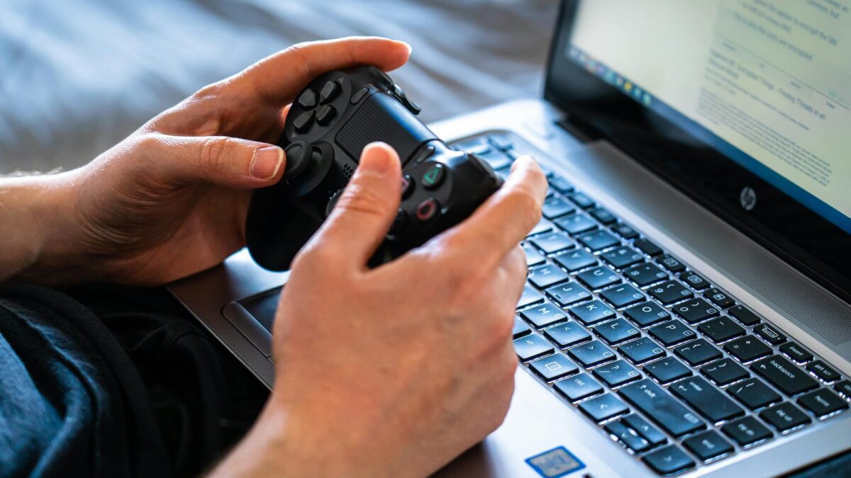 學生在宿舍使用平價遊戲筆電